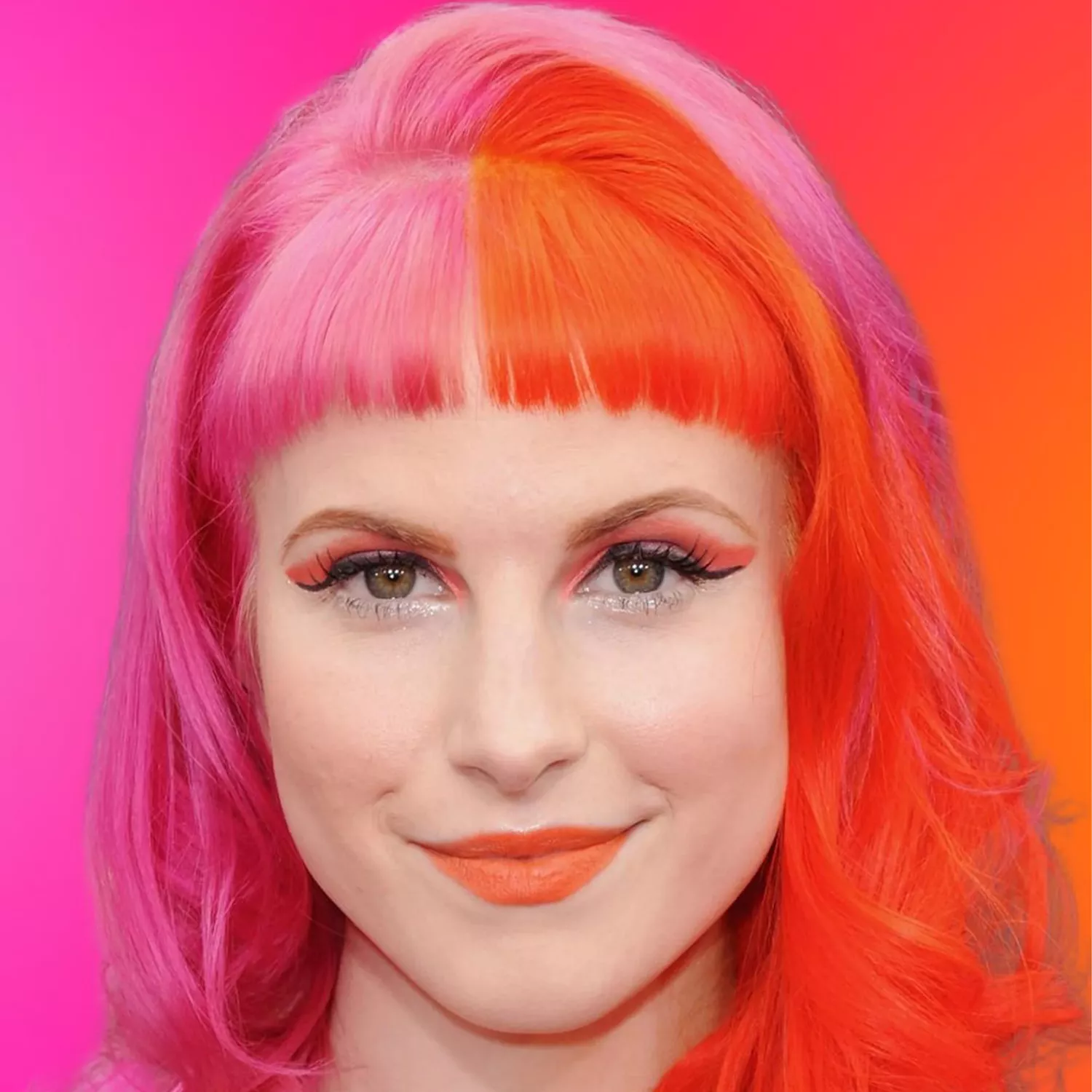 Hayley aux cheveux orange et rose