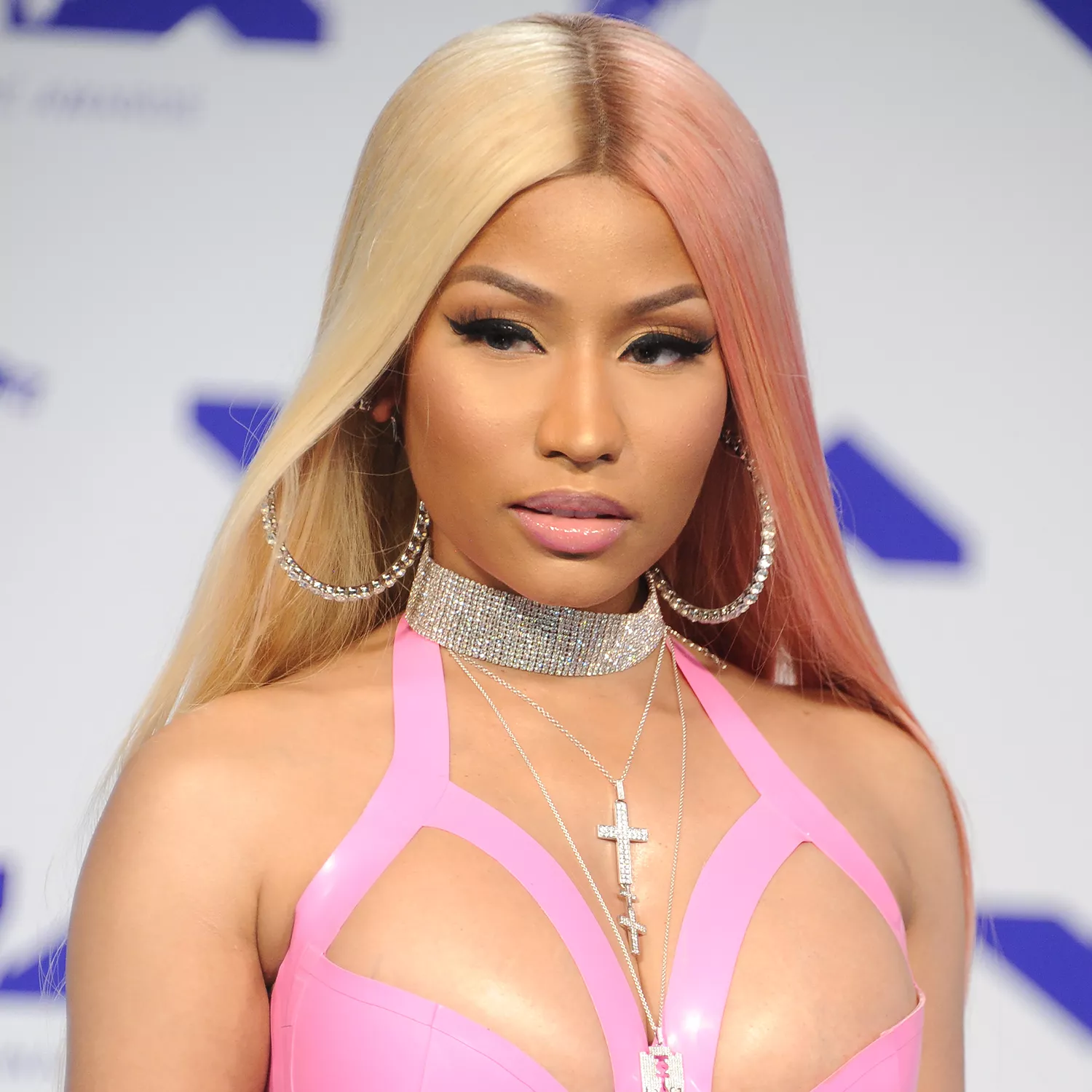 Nicki Minaj aux cheveux roses et blonds