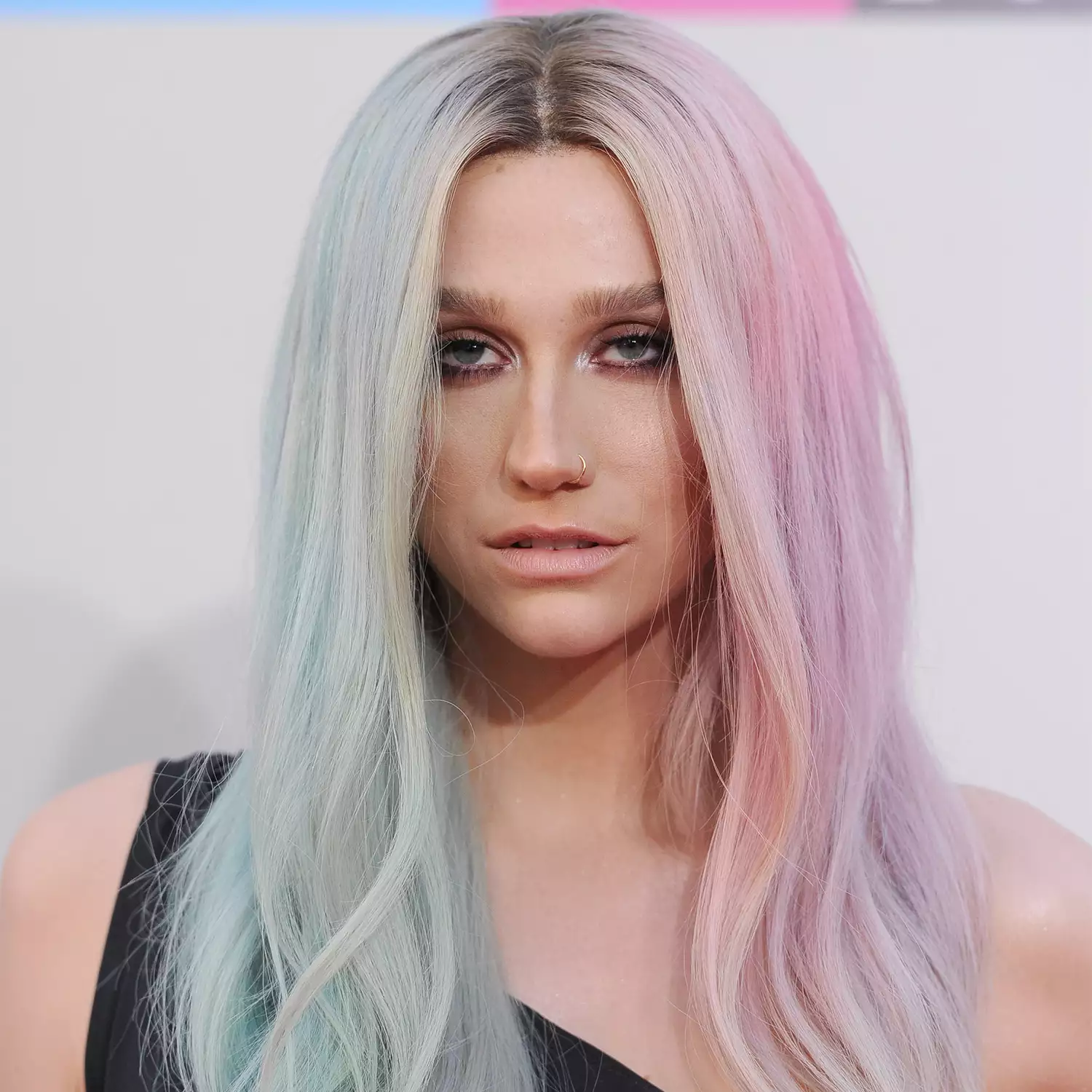 Kesha aux cheveux rose pastel et bleu