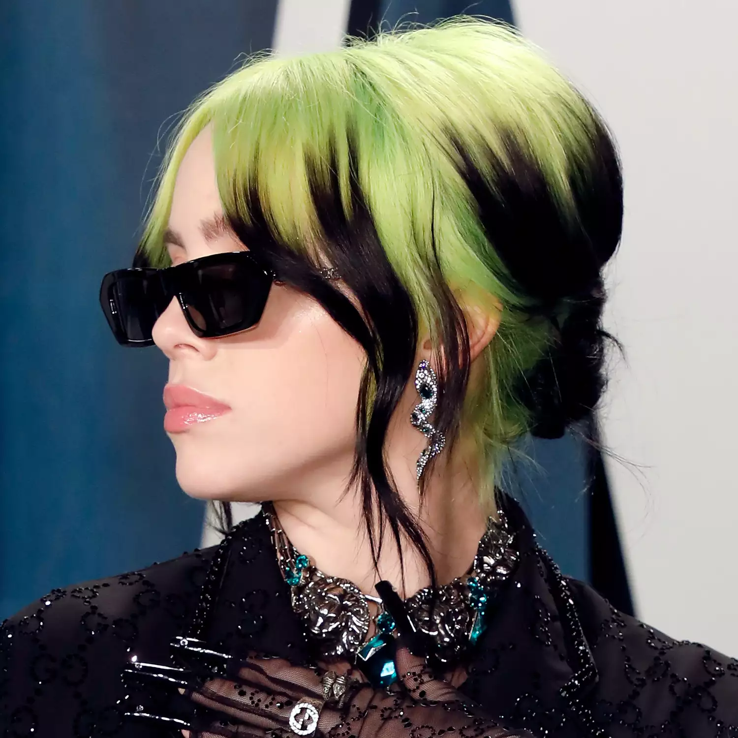 Billie Eilish aux cheveux verts et noirs