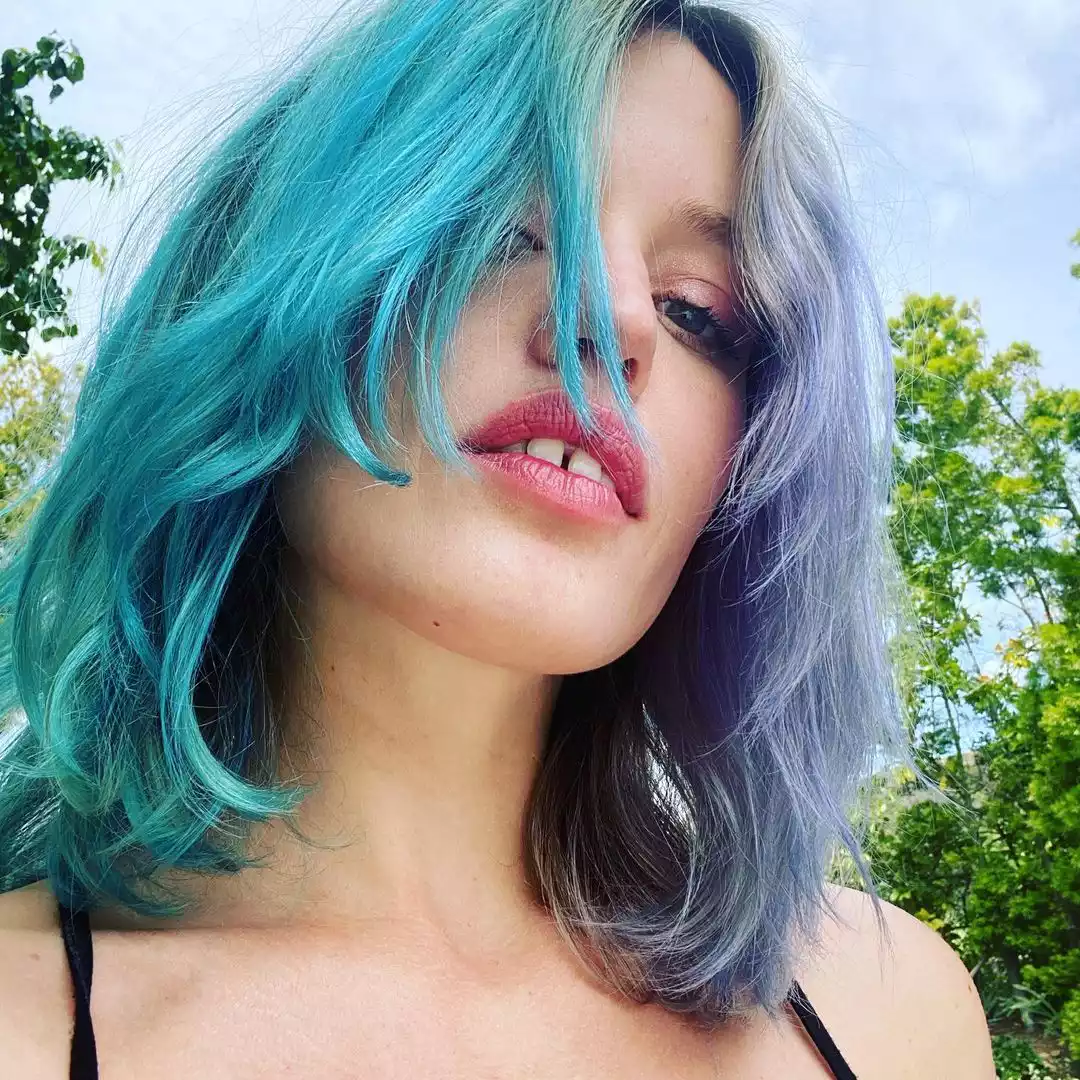 Georgia May Jagger avec des cheveux bleu sarcelle et lavande