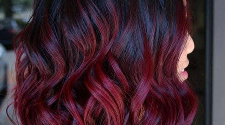 Cheveux rouge cerise : tons, soins + 10 inspirations